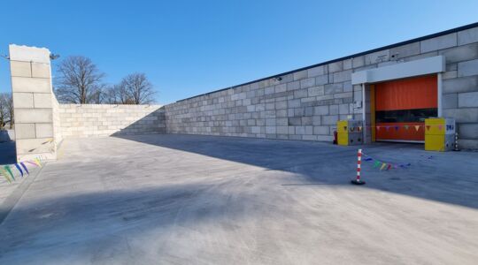 Nieuwe opslag voor oud papier bij plant in Loenen